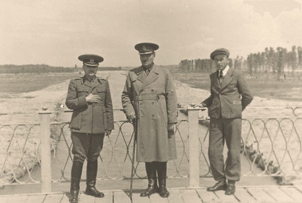 Inspecția armatei la &icirc;nceperea lucrărilor de dragare a cursului r&acirc;ului Olt iunie 1942