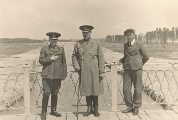 Inspecția armatei la începerea lucrărilor de dragare a cursului râului Olt iunie 1942